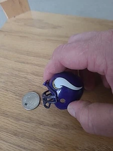 Nice Minnesota Vikings Plastic Gumball Mini Helmet - Picture 1 of 2