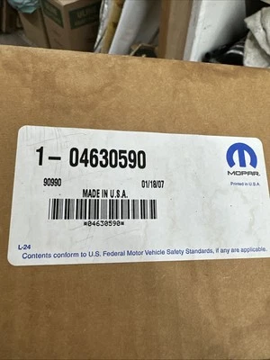 GM 04630590 Parrilla delantera cromada 1995-98 Chrysler Cirrus Nuevo de Lote Antiguo Foto 1 de 4