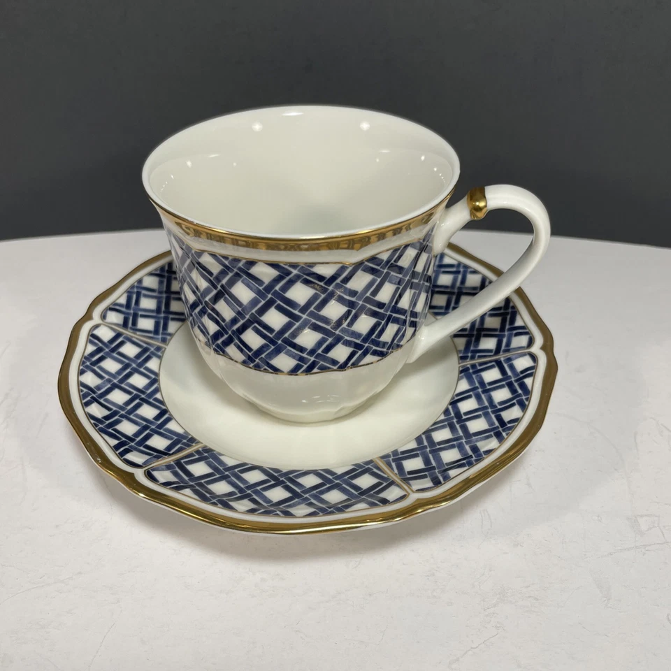 Xícara e pires Ralph Lauren azul treliça padrão descontinuado acabamento dourado - Imagem 1 de 4