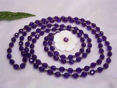 PERLMUTT-BLÜTE/STIEFMÜTTERCHEN: KETTE: LILA KUNSTSTOFF-PERLEN: ca 150 cm: LDADPR - Bild 1 von 4