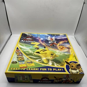 Juego de mesa Pokémon Juego de cartas coleccionables Battle Academy Starter Set 2022 - Imagen 1 de 2