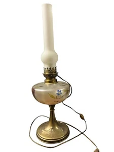 ANCIENNE LAMPE A PÉTROLE ÉLECTRIFIÉE VERRE ÉMAILLÉ PEINTURE ÉMAIL PIED BRONZE - Photo 1/6