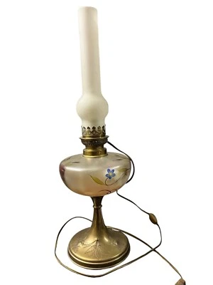 ANCIENNE LAMPE A PÉTROLE ÉLECTRIFIÉE VERRE ÉMAILLÉ PEINTURE ÉMAIL PIED BRONZE - Photo 1/4