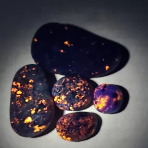 YOOPERLITE STONES FLUORESCENT SODALITE ROCKS FROM LAKE SUPERIOR GLOW UNDER UV - Picture 1 of 4