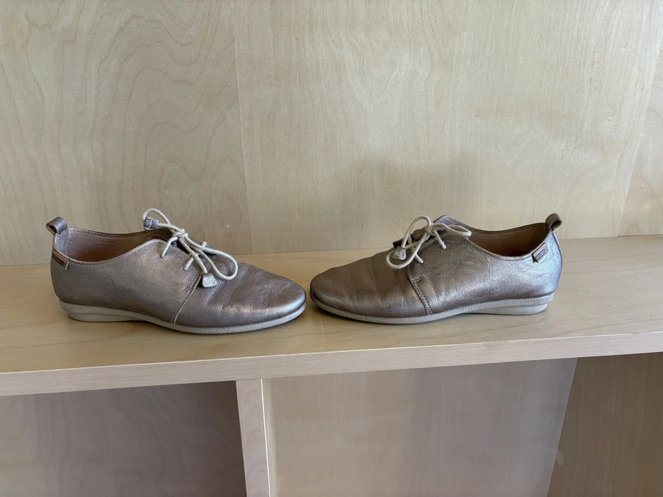 Zapatos Pikolinos Calabria Mujer Talla 39/8.5 Cuero Dorado Puntera Almendra Planos Foto 1 de 4