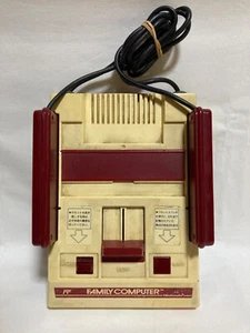 Nintendo Family Computer Famicom Spielkonsole mit zwei Controllern Japan - Bild 1 von 9
