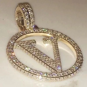Ciondolo lettera V iniziale moissanite taglio tondo 3 CTW placcato oro giallo 14 carati - Foto 1 di 8