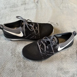 Nike Focus Flyknit Laufen Training schwarz 844817-001 Damengröße 8,5 rechts & 8 links - Bild 1 von 12
