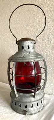 РЕДКИЙ АНТИКВАРНЫЙ ОЦИНКОВАННЫЙ СТАЛЬНОЙ И ЛАТУННЫЙ МОРСКОЙ ФОНАРЬ PERKO N.Y. С КРАСНЫМ ГЛОБУСОМ - Изображение 1 из 4