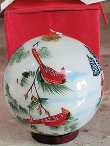 Paar Kardinäle auf Stechpalmenzweigen Rückseite handbemalt Glas Ornament 3,5" - Bild 1 von 12