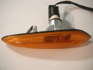 Individual (1) Luz de marcador lateral derecho BMW E46 Series P/N 4166R - Imagen 1 de 4