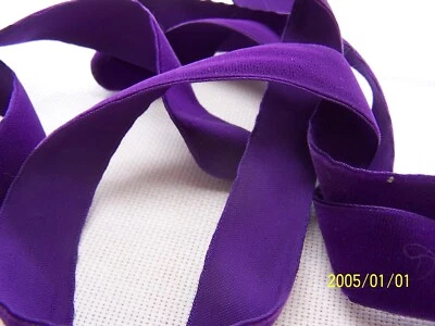Ancien ruban en velours ras. Couleur violet.  Vendu au mètre. Réf N°316 - Photo 1/4