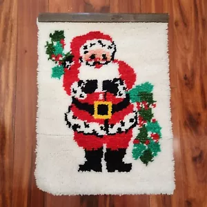Gancho de cierre Papá Noel tapiz alfombra Navidad colgante de pared acebo baya vintage - Imagen 1 de 6