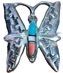 CIONDOLO SPILLA FARFALLA MOCIO CORALLO TURCHESE ARGENTO STERLING INTARSIATO ZUNI VINTAGE 1-3/8" - Foto 1 di 13