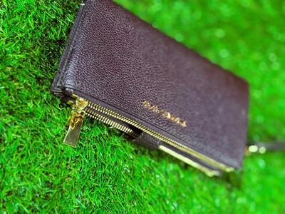 Muñequera plegable Michael Kors mediana de cuero negro varios bolsillos ribete dorado Foto 1 de 4