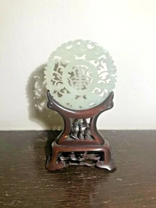 MEDAILLE ODER PLAKETTE AUS JADE. GEMÜSEGRÜNDE UND KALIGRAPHIE. CHINA. XIX-XX. - Bild 1 von 1