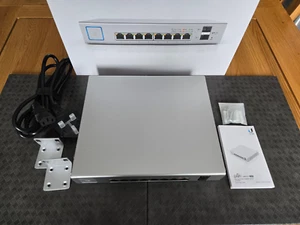 Commutateur Ethernet Ubiquiti Networks UniFi US-8-150W - Photo 1/7