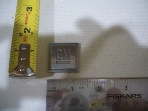 GM SQUARE LETTERS SYMBOL EMBLEM CHROME OEM ORIGINAL USED BAGDE GENUINE - Foto 1 di 1