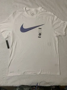 Neu mit Etikett The Nike T-Shirt weiß Dri-FIT kurzärmlig blau Swoosh Performance - Bild 1 von 6