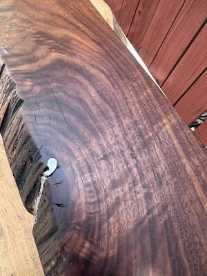 Estantería de nogal negro, hecha a mano.  Borde vivo detallado.  Foto 1 de 4