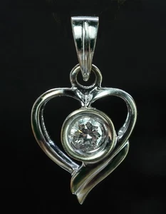Colgante con dije de corazón colgante solitario de diamantes vintage de oro blanco de 18 quilates - Imagen 1 de 5