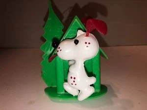 Vintage Kunststoffform Snoopy Hund rote Punkte/Ohren/Zunge Ornament in Hundehütte/Baum Rarität - Bild 1 von 6