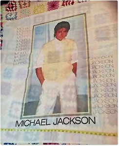 MICHAEL JACKSON FOTO DE SEDA PÓSTER BANDERA 1983 POSE INFORMAL CHALECO AMARILLO - Imagen 1 de 5