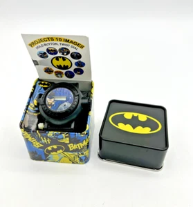 Reloj de proyección para niños Batman Accutime Projects 10 imágenes con caja de metal DC Comics - Imagen 1 de 10