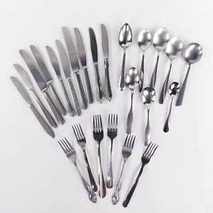 24 posate inox assortite 6 forchette 8 cucchiai 10 coltelli non corrispondenti - Foto 1 di 8