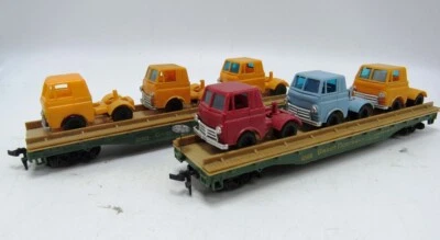 Two(2) HO Scale Mantua Great Northern 50' Flat Cars w/Load of Trucks - NICE! - Image 1 of 3