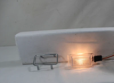 Pontiac Sunbird 1988 luz de cortesía izquierda o derecha del marco de la puerta y cola de cerdo Foto 1 de 4