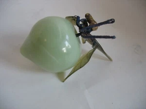 Piedra tallada estilo chino siglo XX jade ágata verde ciruela con hojas tallo de alambre - Imagen 1 de 5