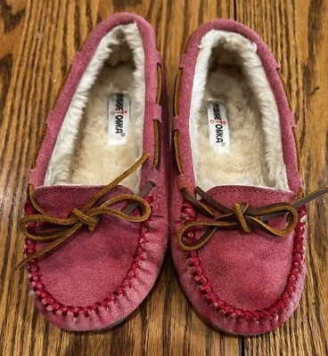 Minnetonka Mocasines Rosa Cuero Forrado de Piel Zapatillas Niño Talla 2 Suavemente Usado Foto 1 de 4