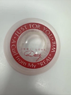 Pisapapeles Dolly Parton Curl from my Real Wig Vintage 1991 Fan Club Hair Lock Foto 1 de 4