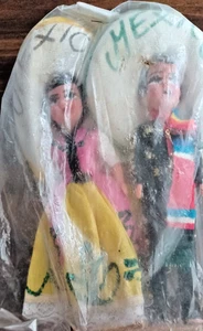 Vintage mexikanische Puppen handbemalt Indianer Kostüm Volkskunst Set 2 Souvenirs - Bild 1 von 2
