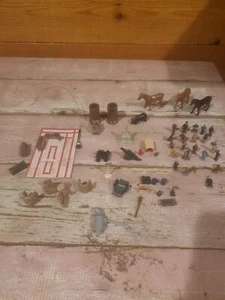 Lote de 50+ accesorios de tren a escala Ho, personas, luz, caballos, cerdo, perro y más - Imagen 1 de 12