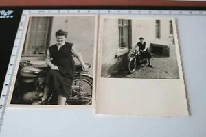 zwei tolle alte Fotos - Frau posiert  mit Oldtimer Motorrad Triumpf - 50-60er Ja - Picture 1 of 1