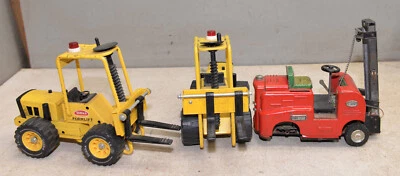 Lote de 3 juguetes elevador horquilla años 50 batería de hojalata hechos en Japón y dos Tonka coleccionables Foto 1 de 4