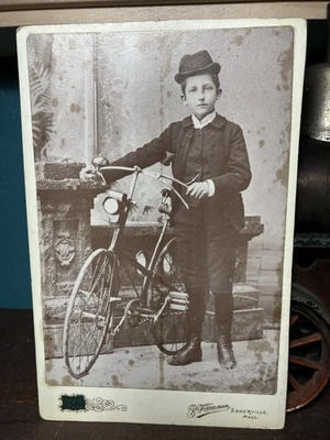 Antiguo gabinete fotografía niño con bicicleta - Somerville Massachusetts historia Foto 1 de 4