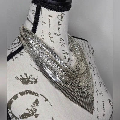 Collar con capucha babero Whiting and Davis Mesh Mates plateado Foto 1 de 4