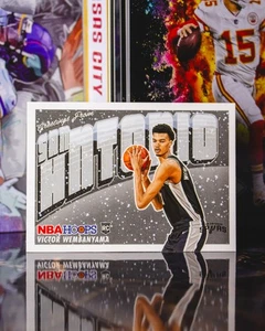 2023-24 Panini Hoops Greetings #1 Victor Wembanyama Rookie Winter - Imagen 1 de 2