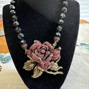 Collar Heidi Daus Rojo Estrás Elegancia Rosa Precioso Firmado Acentos Negros - Imagen 1 de 19
