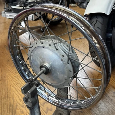 Rueda trasera completa Norton Commando 750 850 1971-1974 llanta Dunlop tiene punto plano Foto 1 de 4