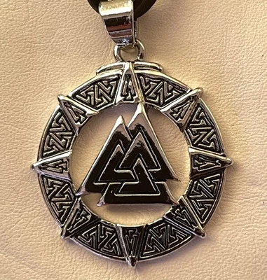 Collares colgantes de guerrero nórdico vikingo de Odín valknut Foto 1 de 4