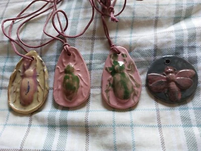 SEGUNDOS 3 Ciervo Escarabajo 1 Abeja Colgantes de Cerámica Mosaico Hecho a Mano Artista Único ÚNICO EN SU CLASE Foto 1 de 4