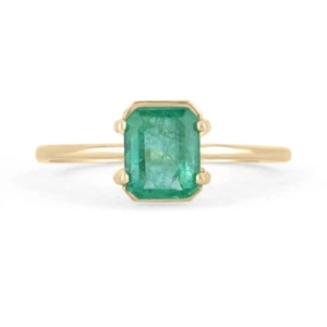 Anillo solitario pequeño de oro de 14 quilates con esmeralda corte esmeralda de cuatro puntas laterales de 1,20 quilates - Imagen 1 de 9