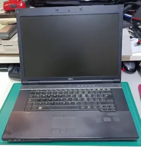 Fujitsu Esprimo Mobile D9510 (mod.Z118D) - Intel Core 2 Duo P8700 - Foto 1 di 17