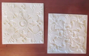 2 - 6" x 6" Elfenbein Dekorfliesen mit Aufhängern auf der Rückseite - Bild 1 von 6