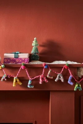 Nuevo en Paquete Guirnalda de Navidad Anthropologie de fieltro de acebo Fa-La-La Pom Pom Pompones Bordados Foto 1 de 3