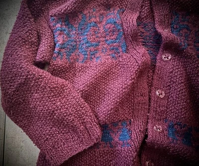 Lange Strickjacke Bordeaux Handmade blaue Muster Kuschelig Weich Gr. M - Bild 1 von 4